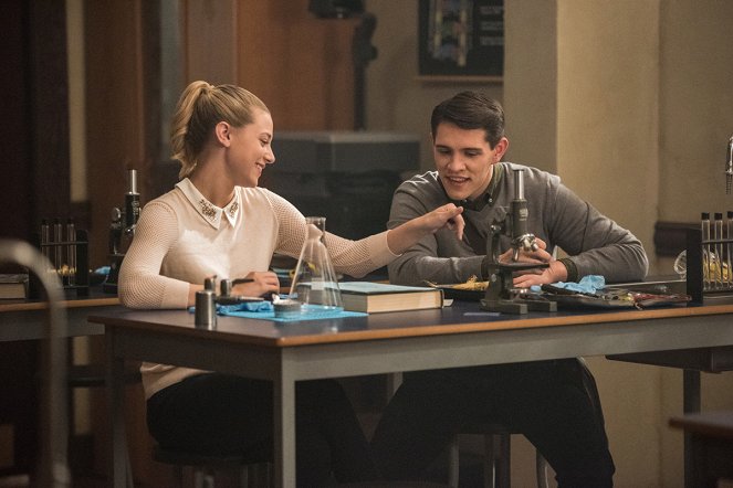 Riverdale - Chapter Two: A Touch of Evil - Photos - Lili Reinhart, Casey Cott
