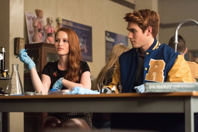 Riverdale - Chapter Two: A Touch of Evil - Photos - Madelaine Petsch, K.J. Apa