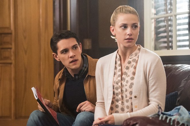 Riverdale - Season 1 - Chapter Two: A Touch of Evil - Photos - Casey Cott, Lili Reinhart