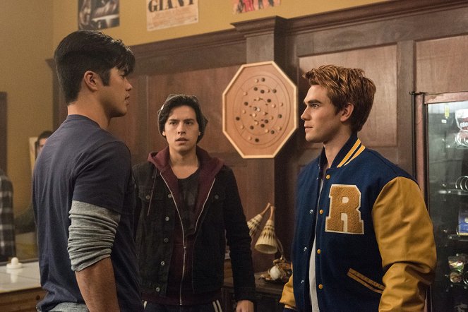 Riverdale - Chapter Two: A Touch of Evil - Photos - Cole Sprouse, K.J. Apa