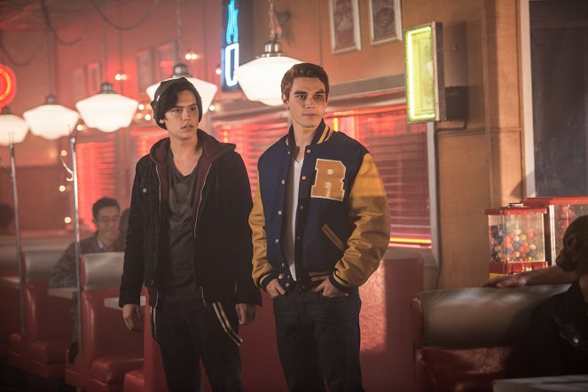 Riverdale - Chapter Two: A Touch of Evil - Photos - Cole Sprouse, K.J. Apa