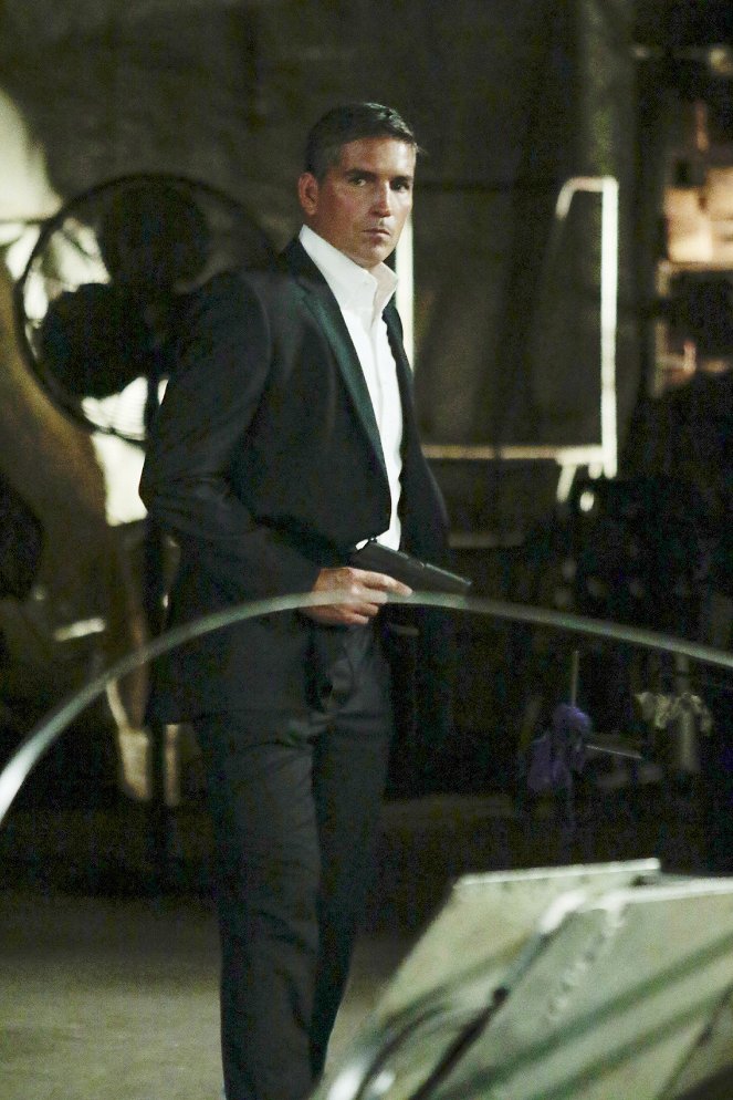 Person of Interest - Season 5 - Truth Be Told - Photos - James Caviezel