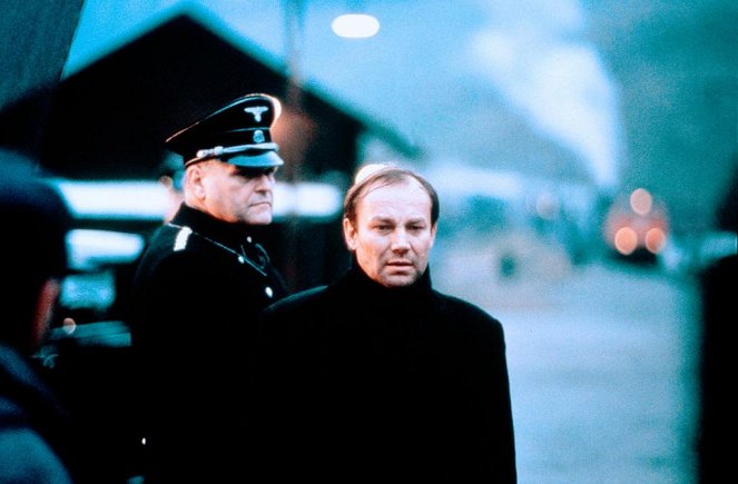 Georg Elser - Einer aus Deutschland - Filmfotos - Brian Dennehy, Klaus Maria Brandauer