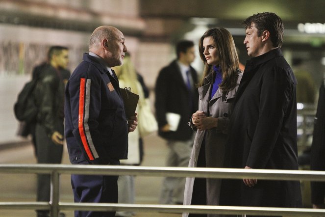 Castle - Murder Most Fowl - Photos - Carmen Argenziano, Stana Katic, Nathan Fillion