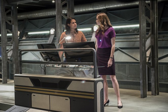 The Flash - Dead or Alive - Photos - Carlos Valdes, Danielle Panabaker
