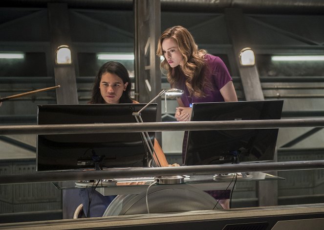 The Flash - Dead or Alive - Photos - Carlos Valdes, Danielle Panabaker