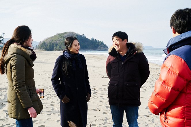 En la playa sola de noche - De la película - Min-hee Kim, Jae-hong Ahn