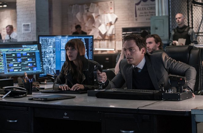 APB - Die Hightech-Cops - Alles auf Anfang - Filmfotos - Caitlin Stasey, Justin Kirk