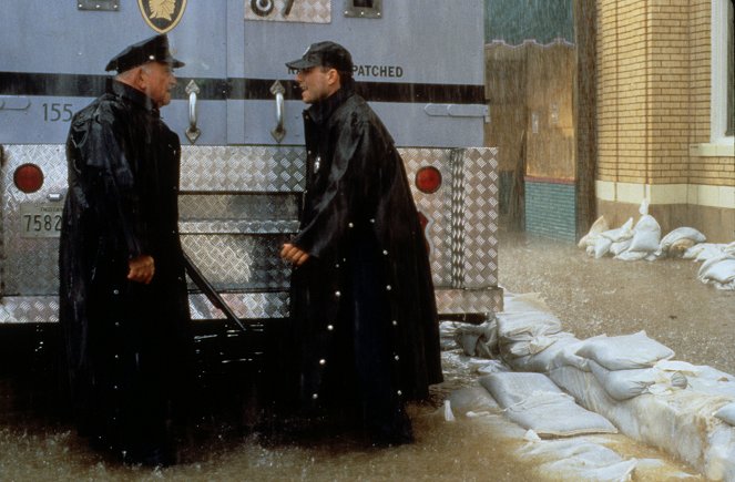 Hard Rain - Do filme - Edward Asner, Christian Slater