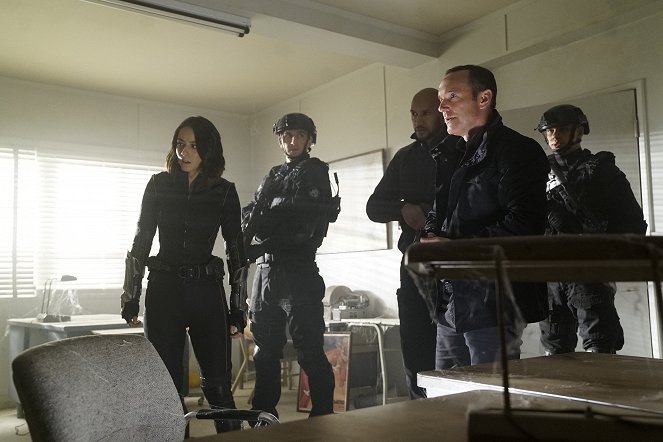Agents of S.H.I.E.L.D. - Season 4 - The Man Behind the Shield - Photos - Chloe Bennet, Maximilian Osinski, Henry Simmons, Clark Gregg