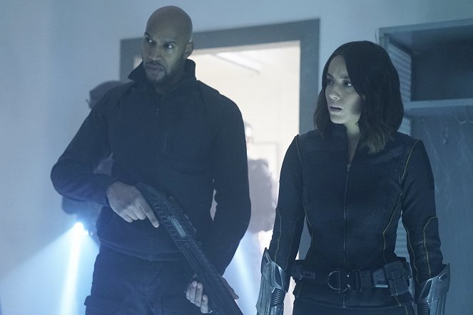 Agents of S.H.I.E.L.D. - Season 4 - The Man Behind the Shield - Photos - Henry Simmons, Chloe Bennet