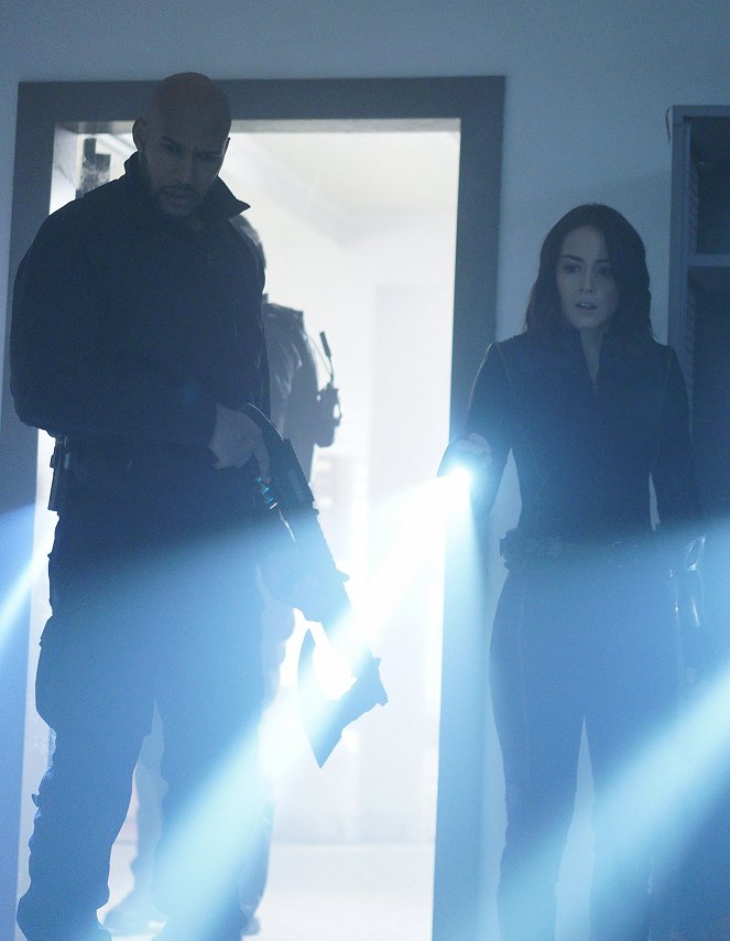 Agents of S.H.I.E.L.D. - The Man Behind the Shield - Van film - Henry Simmons, Chloe Bennet