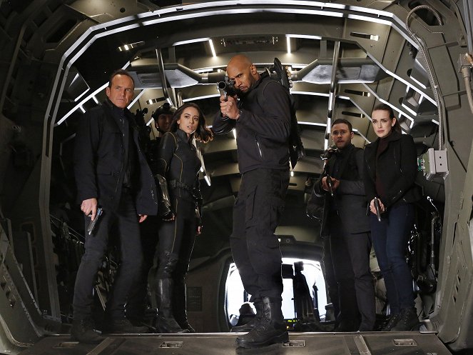 Agents of S.H.I.E.L.D. - Season 4 - The Man Behind the Shield - Photos - Clark Gregg, Chloe Bennet, Henry Simmons, Iain De Caestecker, Elizabeth Henstridge