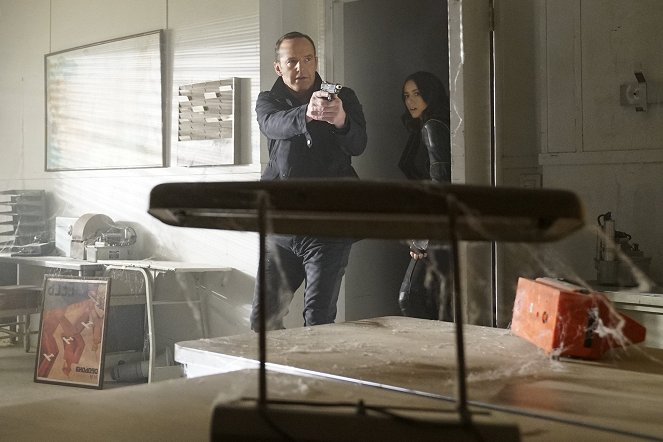 Agents of S.H.I.E.L.D. - Season 4 - The Man Behind the Shield - Photos - Clark Gregg, Chloe Bennet