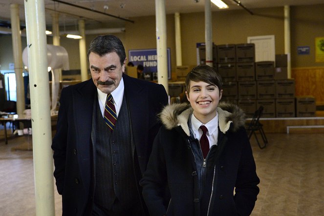 Blue Bloods (Familia de policías) - Gajes del oficio - De la película - Tom Selleck, Sami Gayle