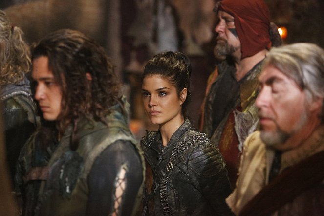 The 100 - Season 4 - Heavy Lies the Crown - Photos - Marie Avgeropoulos