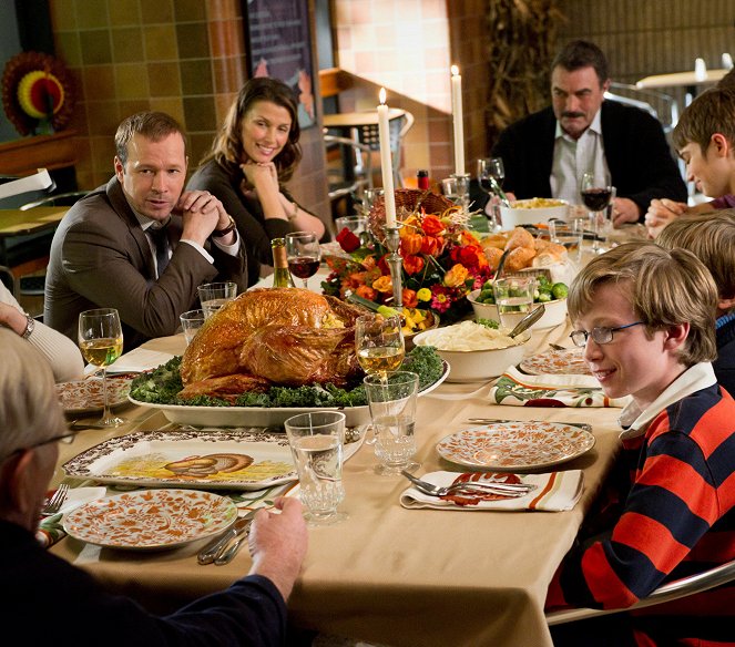 Blue Bloods - Thanksgiving - Film - Len Cariou, Donnie Wahlberg, Bridget Moynahan, Tom Selleck, Tony Terraciano, Sami Gayle