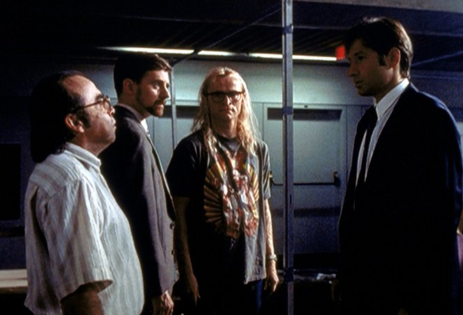The X-Files - Season 5 - Unusual Suspects - Photos - Tom Braidwood, Bruce Harwood, Dean Haglund, David Duchovny