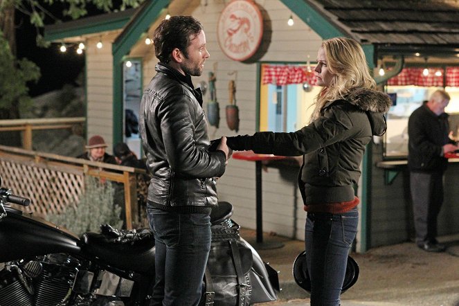 Once Upon a Time - The Stranger - Photos - Eion Bailey, Jennifer Morrison