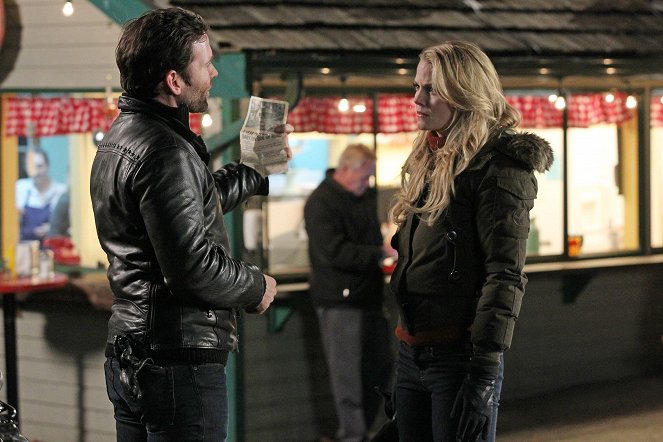 Once Upon a Time - The Stranger - Photos - Eion Bailey, Jennifer Morrison