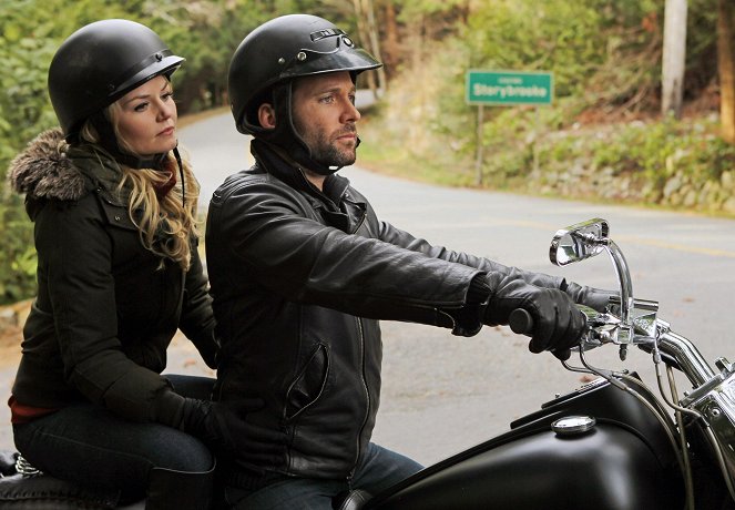 Once Upon a Time - The Stranger - Photos - Jennifer Morrison, Eion Bailey