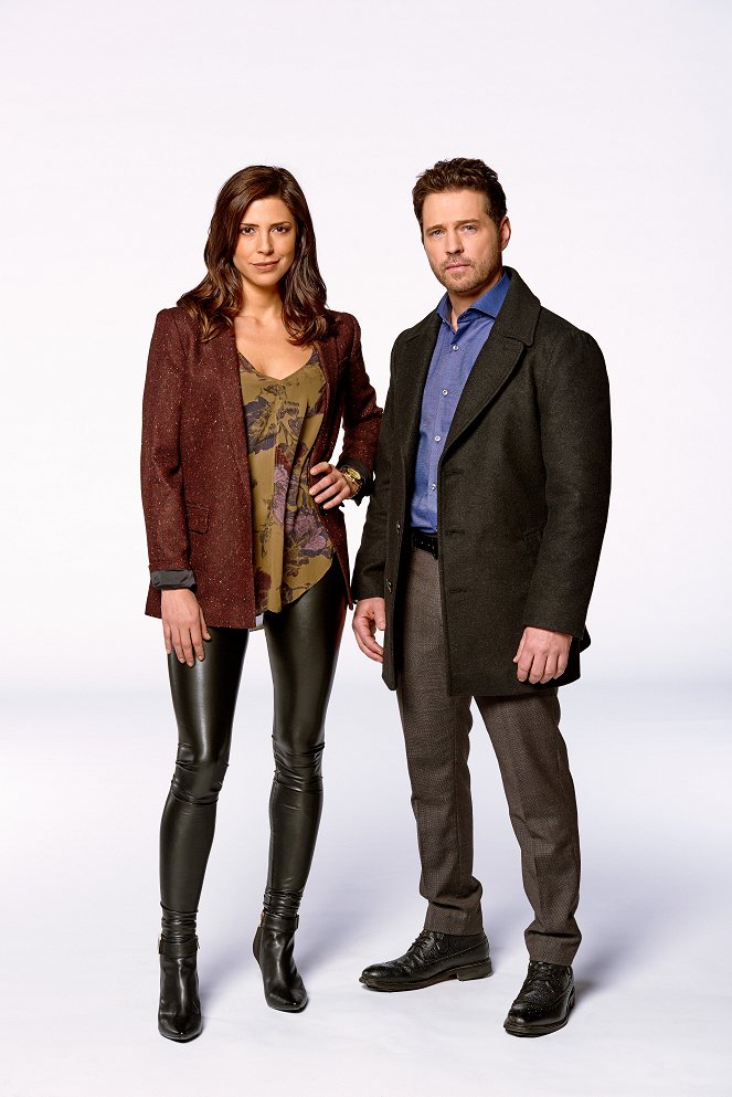 Private Eyes - Season 1 - Werbefoto - Cindy Sampson, Jason Priestley