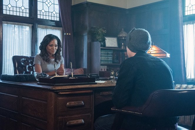 Riverdale - Season 1 - Chapter Four: The Last Picture Show - Photos - Robin Givens