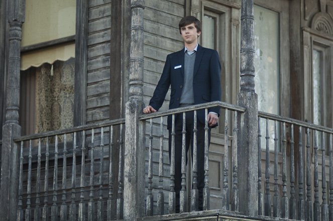 Batesův motel - Série 5 - Temný ráj - Z filmu - Freddie Highmore