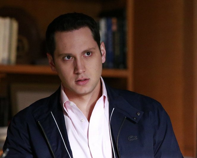 How to Get Away with Murder - Season 3 - Not Everything's About Annalise - Photos - Matt McGorry