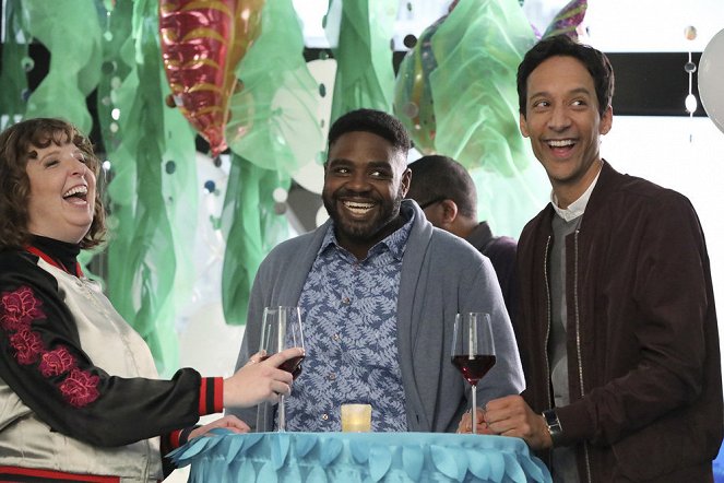 Powerless - Sinking Day - Filmfotók - Ron Funches, Danny Pudi