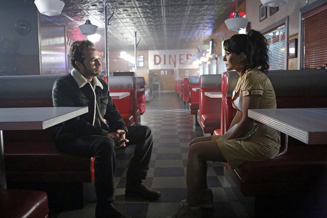 Riverdale - Chapter Five: Heart of Darkness - Photos - Luke Perry, Marisol Nichols