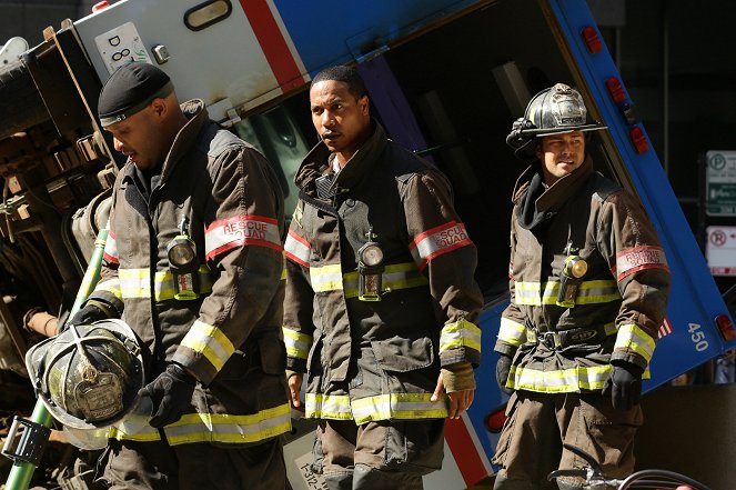 Chicago Fire - Season 4 - Chuť Panama City - Z filmu - Joe Minoso, Brian White, Taylor Kinney