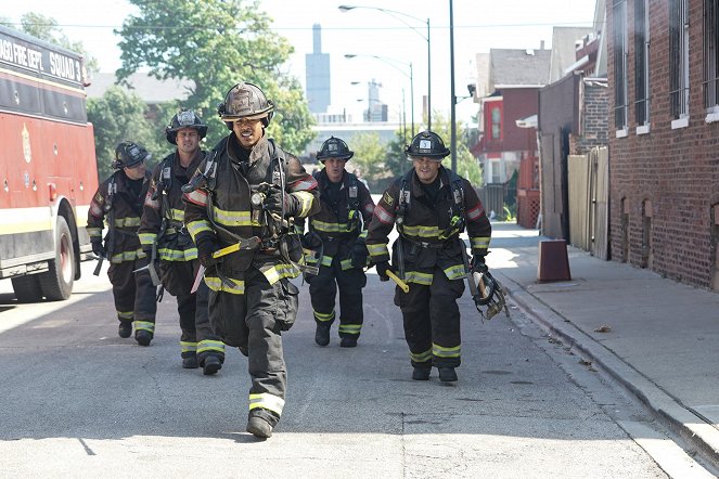 Chicago Fire - Season 4 - Kvůli svatbě - Z filmu - Taylor Kinney, Brian White