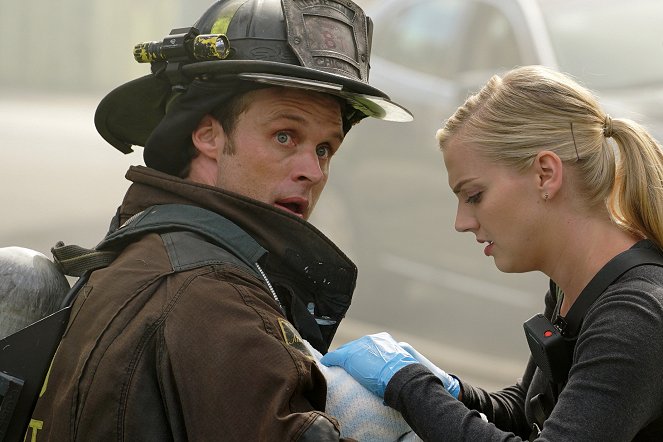 Chicago Fire - Season 4 - Intrige - Filmfotos - Jesse Spencer, Kara Killmer