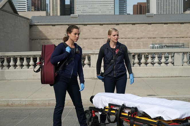 Chicago Fire - Když létají želvy - Z filmu - Dora Madison, Kara Killmer