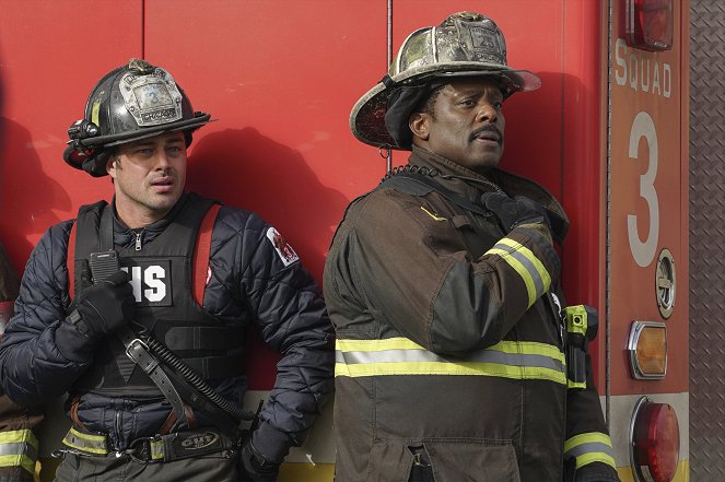 Chicago Fire - Season 4 - Padá obloha - Z filmu - Taylor Kinney, Eamonn Walker
