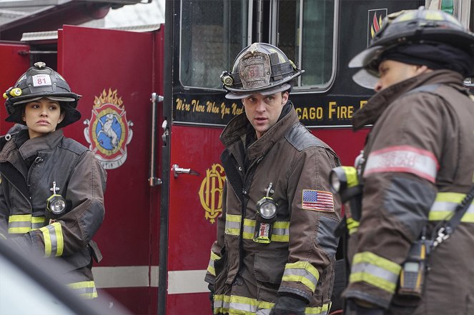 Chicago Fire - Mouch enterre sa vie de garçon - Film - Miranda Rae Mayo, Jesse Spencer