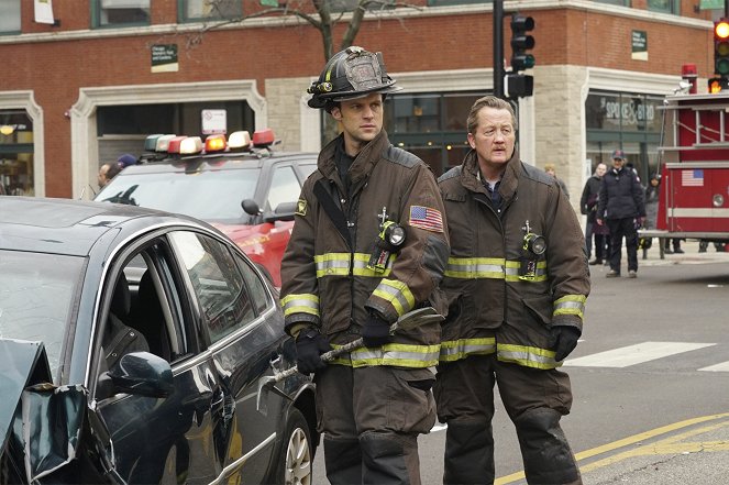 Chicago Fire - Mouch enterre sa vie de garçon - Film - Jesse Spencer, Christian Stolte