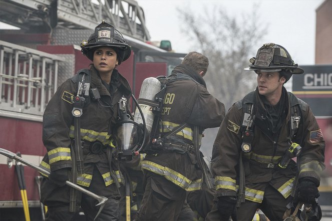 Chicago Fire - Ostatni dla mamy - Z filmu - Monica Raymund, Jesse Spencer