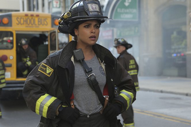 Chicago Fire - The Hose or the Animal - Photos - Monica Raymund