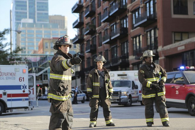 Chicago Fire - A Real Wake-Up Call - Van film - Steven R. McQueen, Jesse Spencer, Eamonn Walker