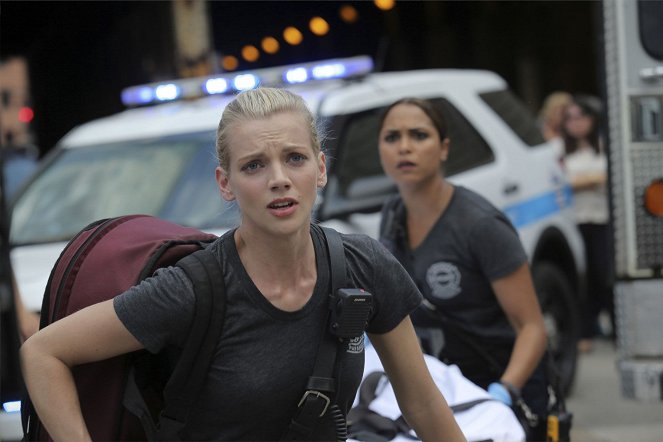 Chicago Fire - Season 5 - A Real Wake-Up Call - Van film - Kara Killmer, Monica Raymund