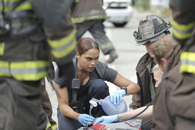 Chicago Fire - A Real Wake-Up Call - Photos - Monica Raymund