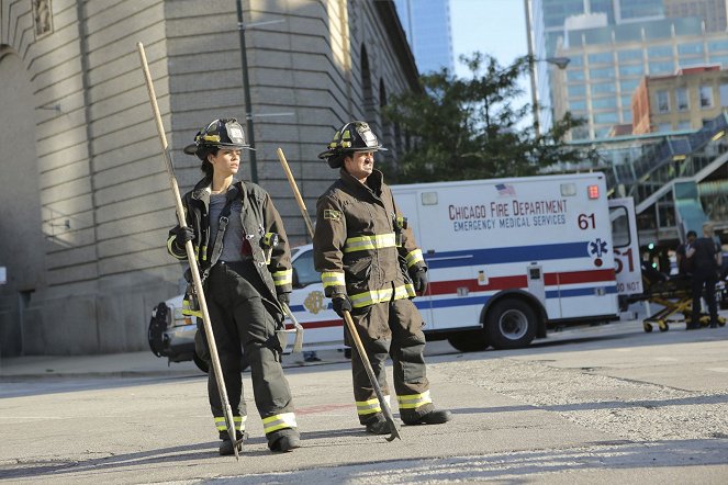 Chicago Fire - Season 5 - A Real Wake-Up Call - Van film - Miranda Rae Mayo, Yuriy Sardarov