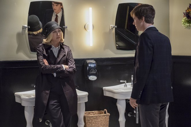 Bates Motel - The Convergence of the Twain - Photos - Vera Farmiga, Freddie Highmore