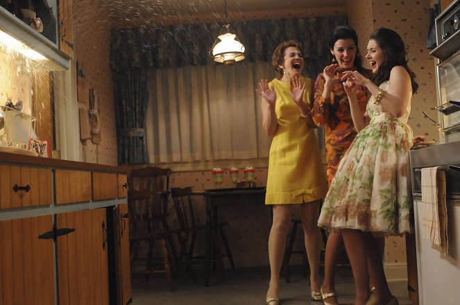 Mad Men - Reklámőrültek - Signal 30 - Filmfotók - Larisa Oleynik, Jessica Paré, Alison Brie