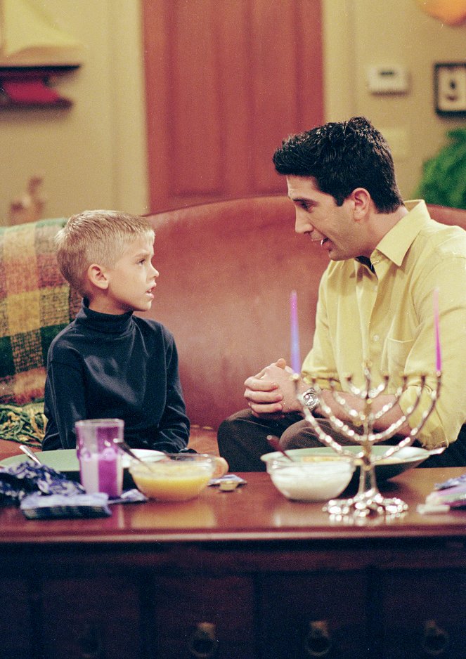 Friends - Season 7 - The One with the Holiday Armadillo - Photos - Cole Sprouse, David Schwimmer
