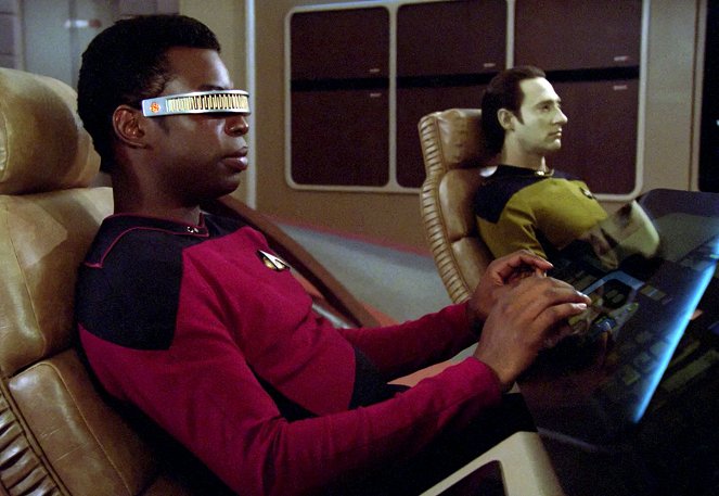 Star Trek: The Next Generation - Season 1 - The Last Outpost - Photos - LeVar Burton, Brent Spiner