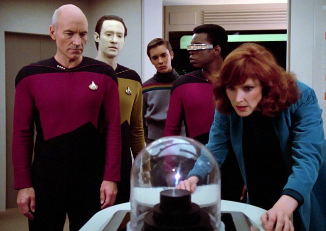Star Trek - Das nächste Jahrhundert - Season 1 - Ein Planet wehrt sich - Filmfotos - Patrick Stewart, Brent Spiner, Wil Wheaton, LeVar Burton, Denise Crosby