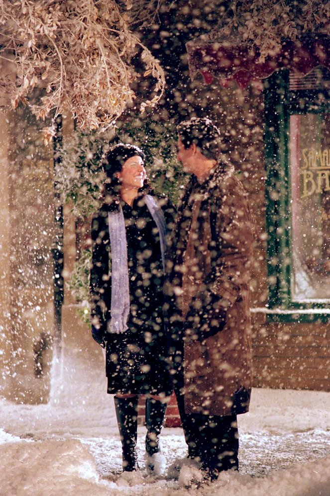 Gilmore Girls - Season 1 - Love and War and Snow - Photos - Lauren Graham, Scott Cohen